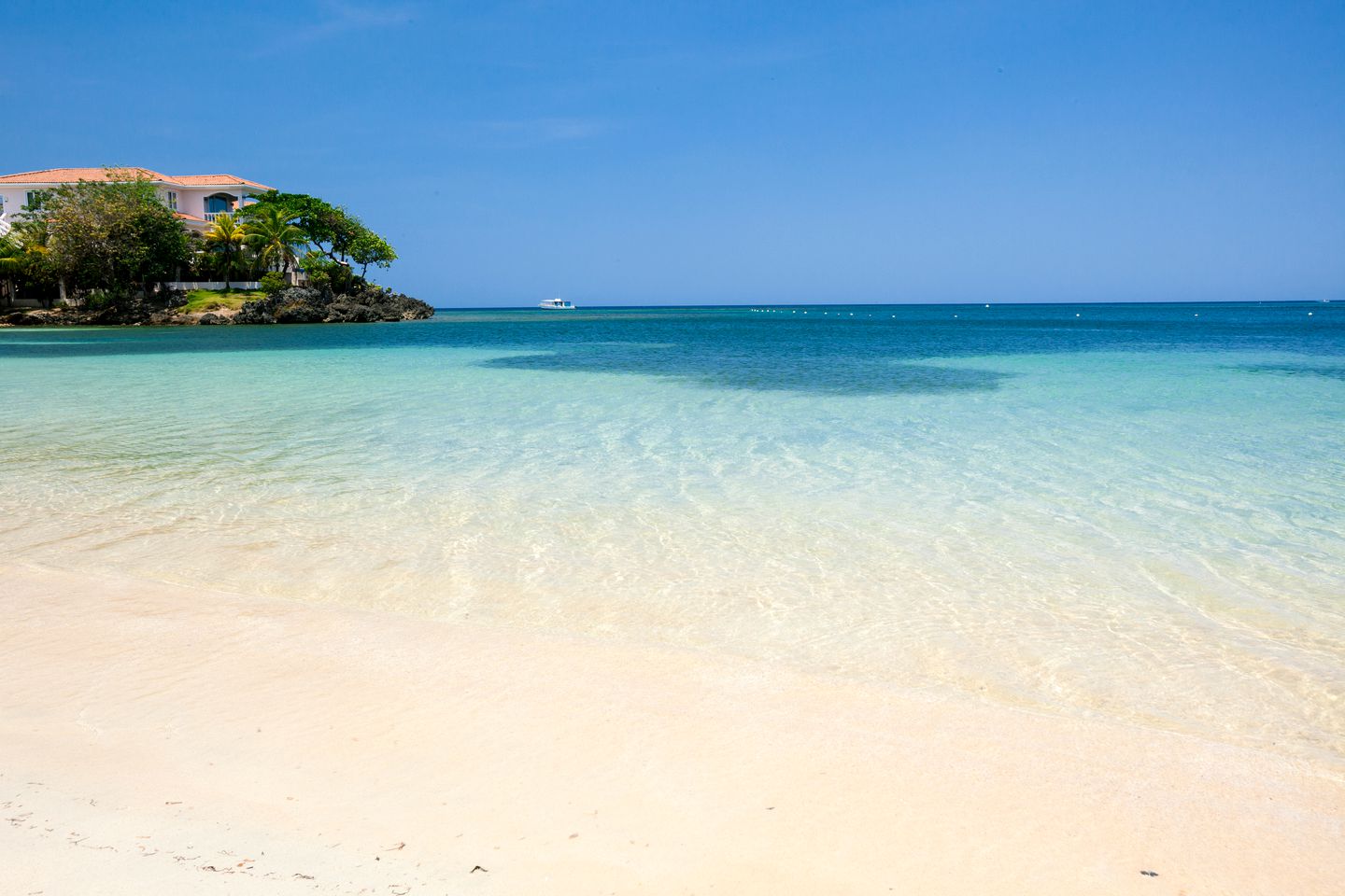Beachside Villa Rental with an Infinity Pool near West Bay Beach, Honduras