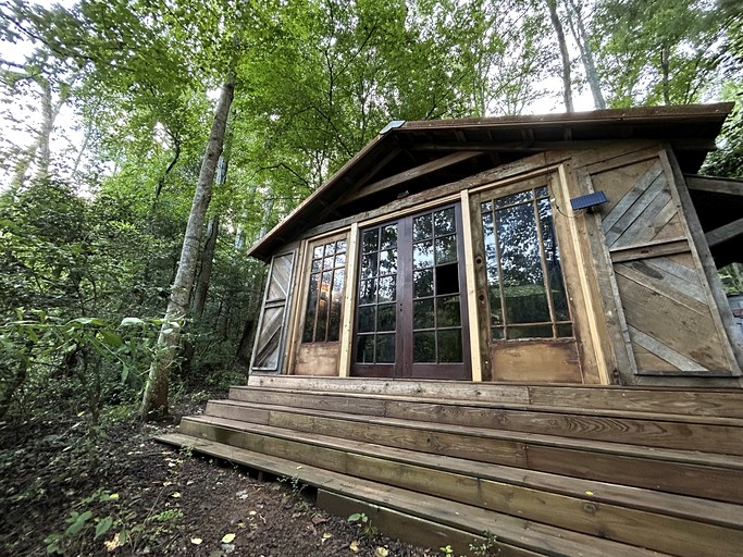 Cabins (United States of America, Zirconia, North Carolina)