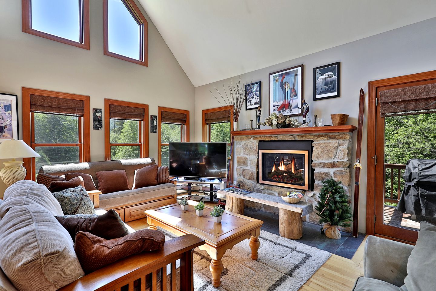 Pet-Friendly Cabin in the Heart of Vermont's Ski Country with Hot-Tub and Private Deck to Enjoy the Views of Pico Mountain