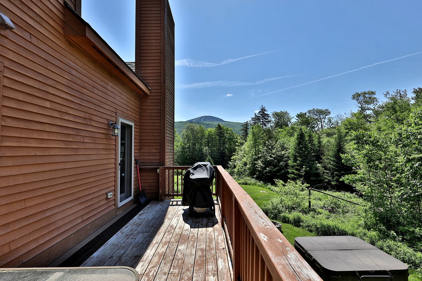 Pet-Friendly Cabin in the Heart of Vermont's Ski Country with Hot-Tub and Private Deck to Enjoy the Views of Pico Mountain