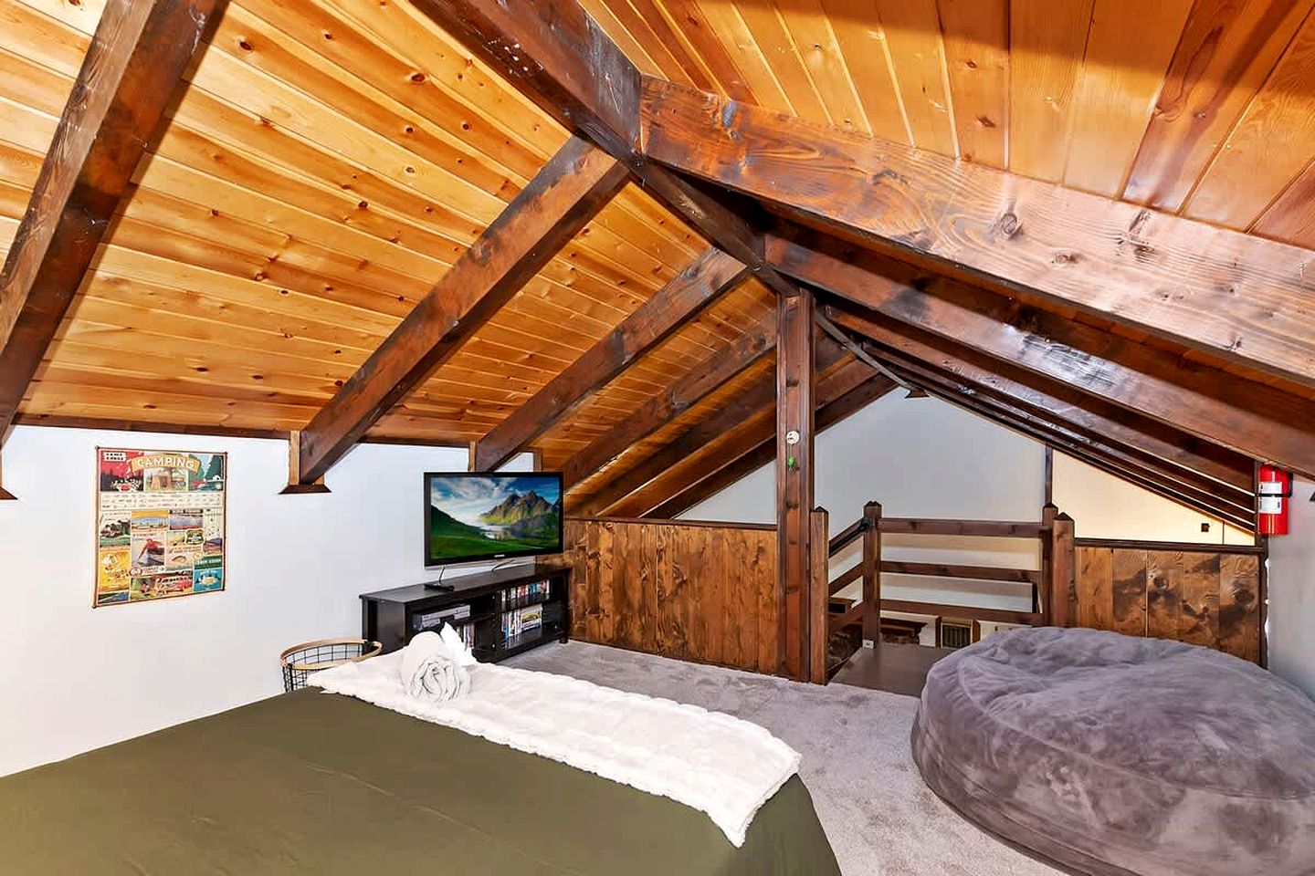 Cosmic Escape: Cabin with Fire Pit for Stargazers in California