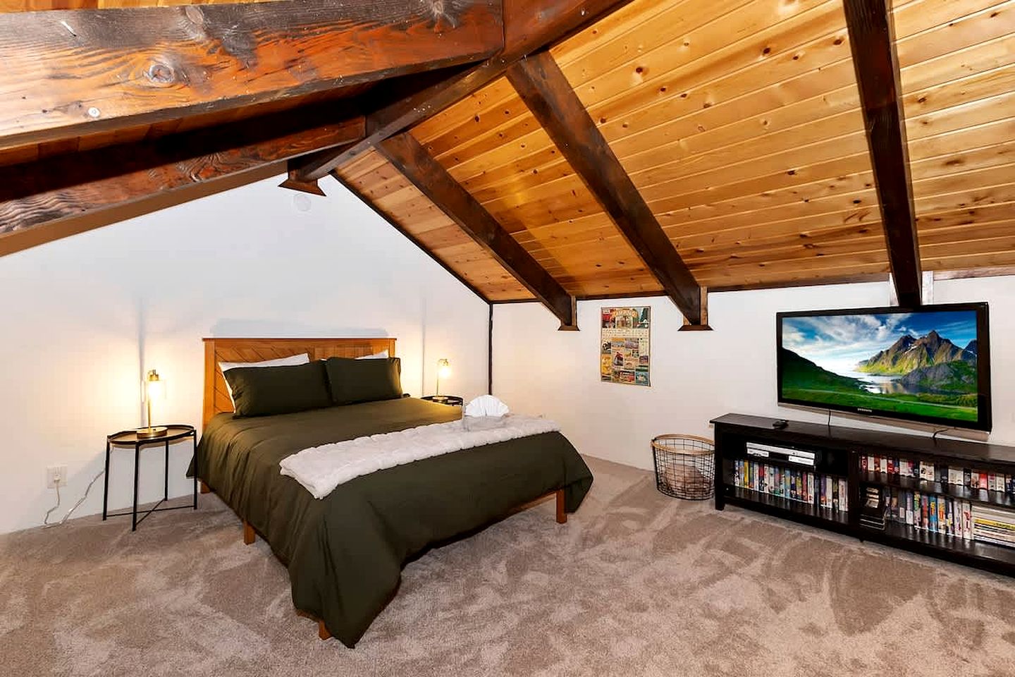 Cosmic Escape: Cabin with Fire Pit for Stargazers in California