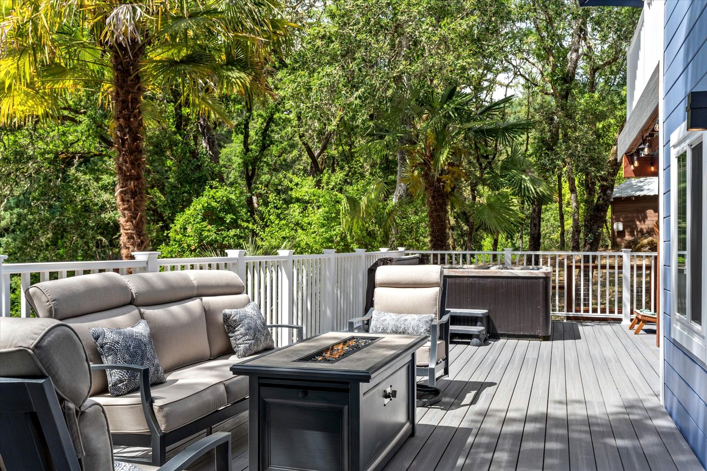 Gorgeous Cabin with Bocce Ball, Hot-tub and Fire Pit in Forestville, California