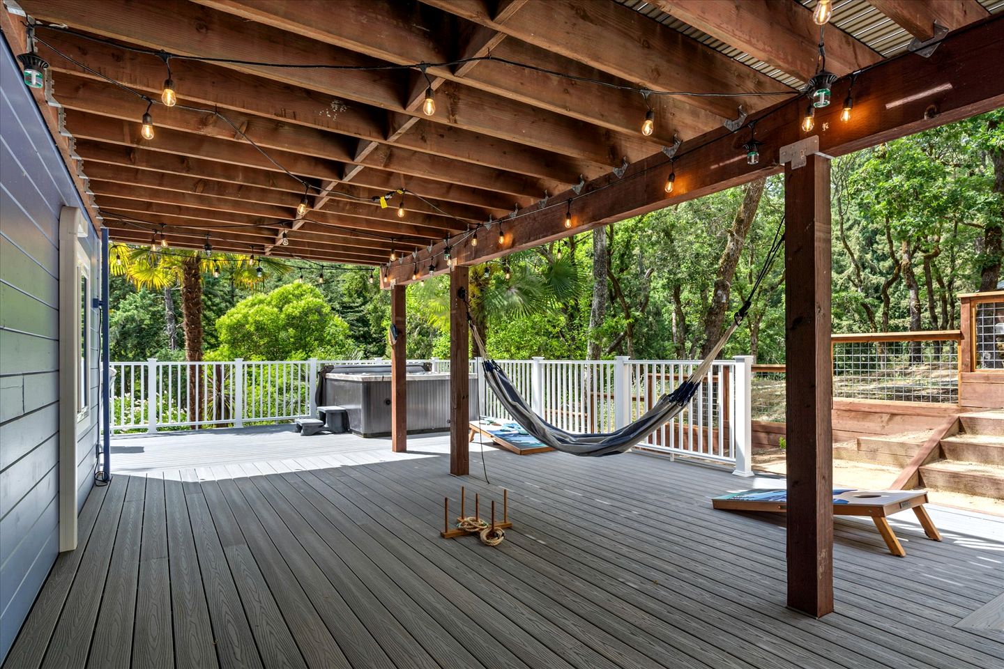 Gorgeous Cabin with Bocce Ball, Hot-tub and Fire Pit in Forestville, California