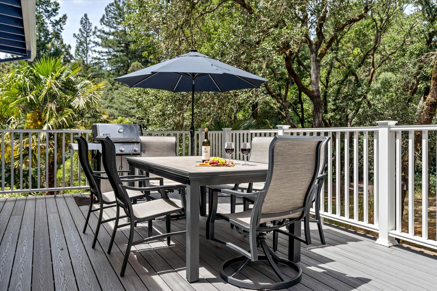 Gorgeous Cabin with Bocce Ball, Hot-tub and Fire Pit in Forestville, California