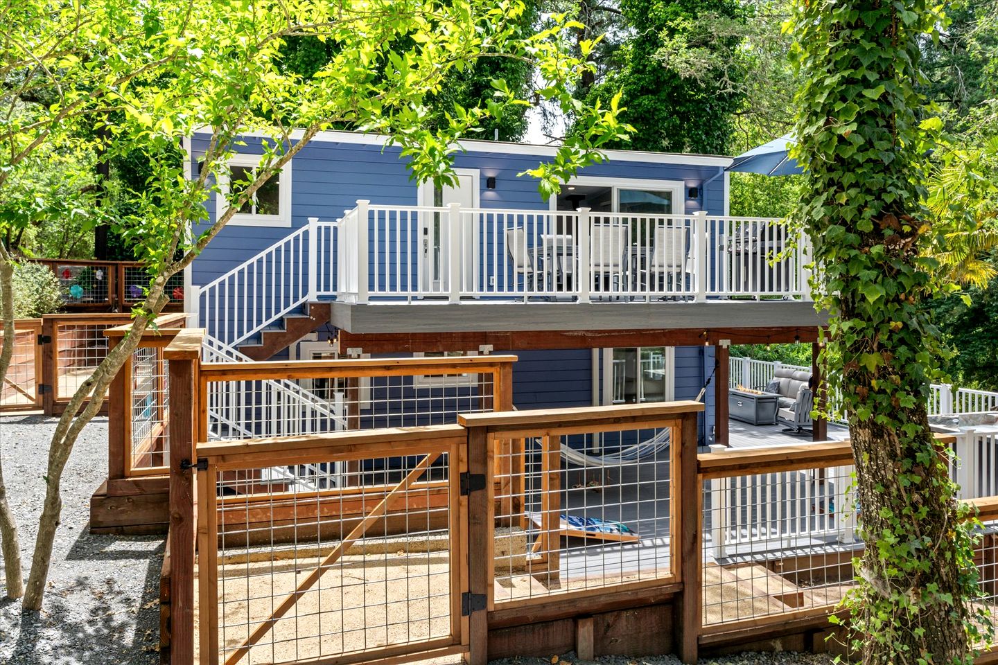 Gorgeous Cabin with Bocce Ball, Hot-tub and Fire Pit in Forestville, California