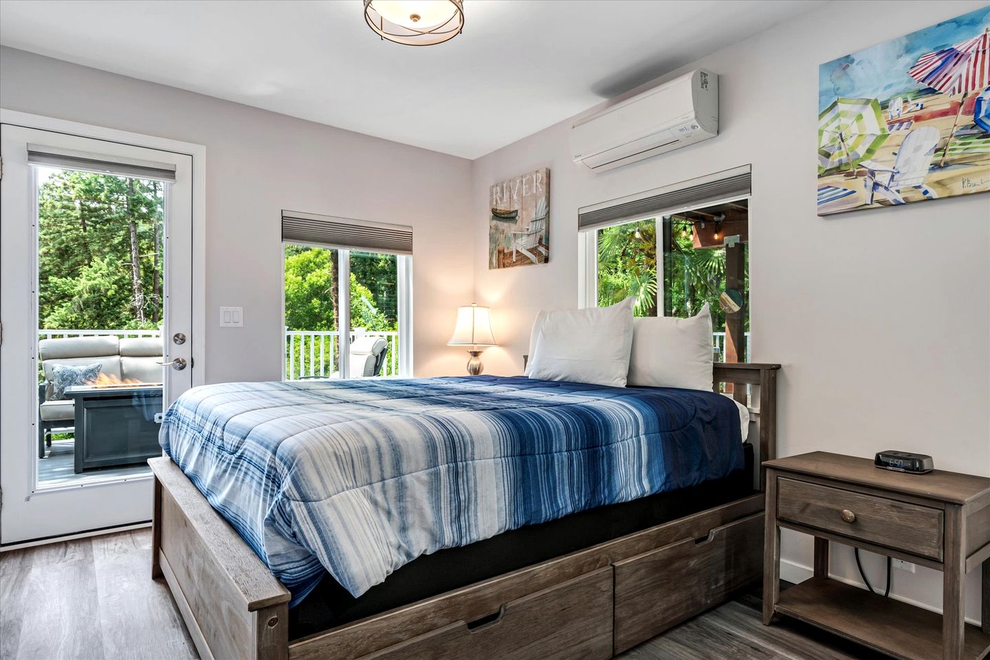 Gorgeous Cabin with Bocce Ball, Hot-tub and Fire Pit in Forestville, California