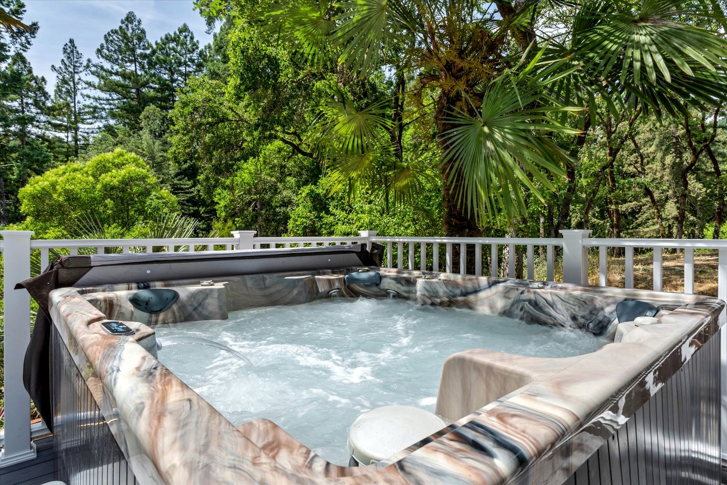Gorgeous Cabin with Bocce Ball, Hot-tub and Fire Pit in Forestville, California
