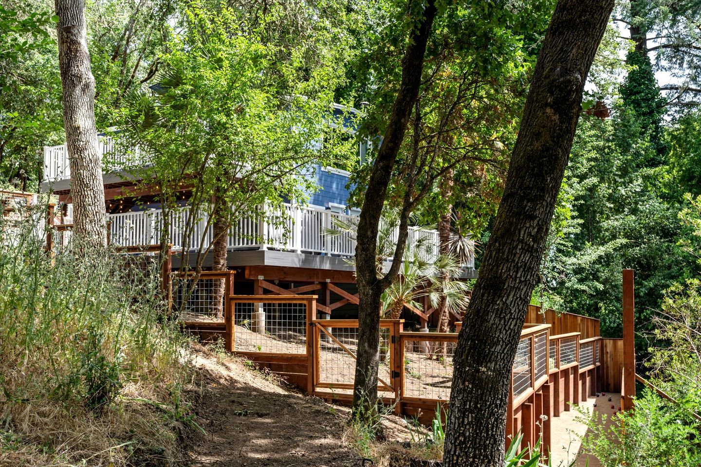 Gorgeous Cabin with Bocce Ball, Hot-tub and Fire Pit in Forestville, California