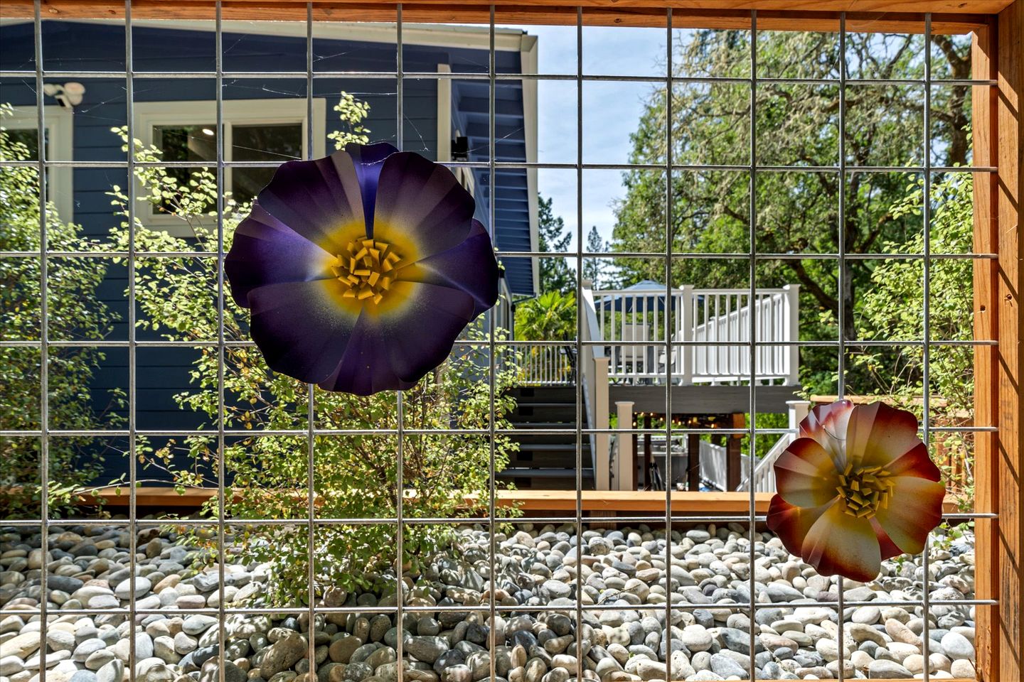 Gorgeous Cabin with Bocce Ball, Hot-tub and Fire Pit in Forestville, California