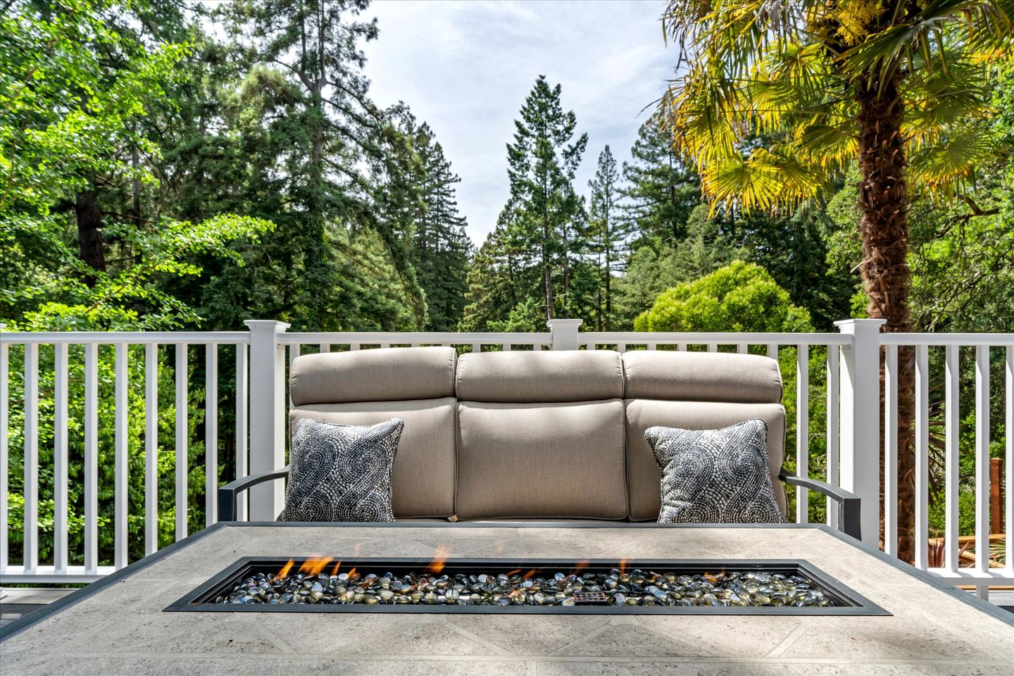 Gorgeous Cabin with Bocce Ball, Hot-tub and Fire Pit in Forestville, California