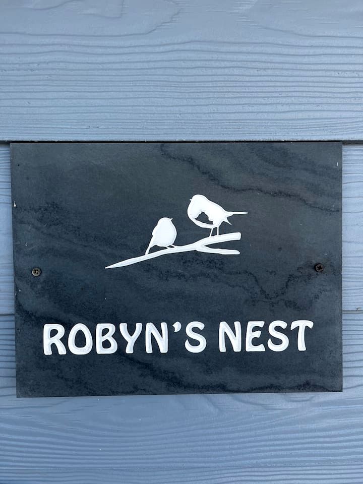 Cosy Coastal Chalet with Balcony Sea Views near Freshwater East Beach, Pembrokeshire