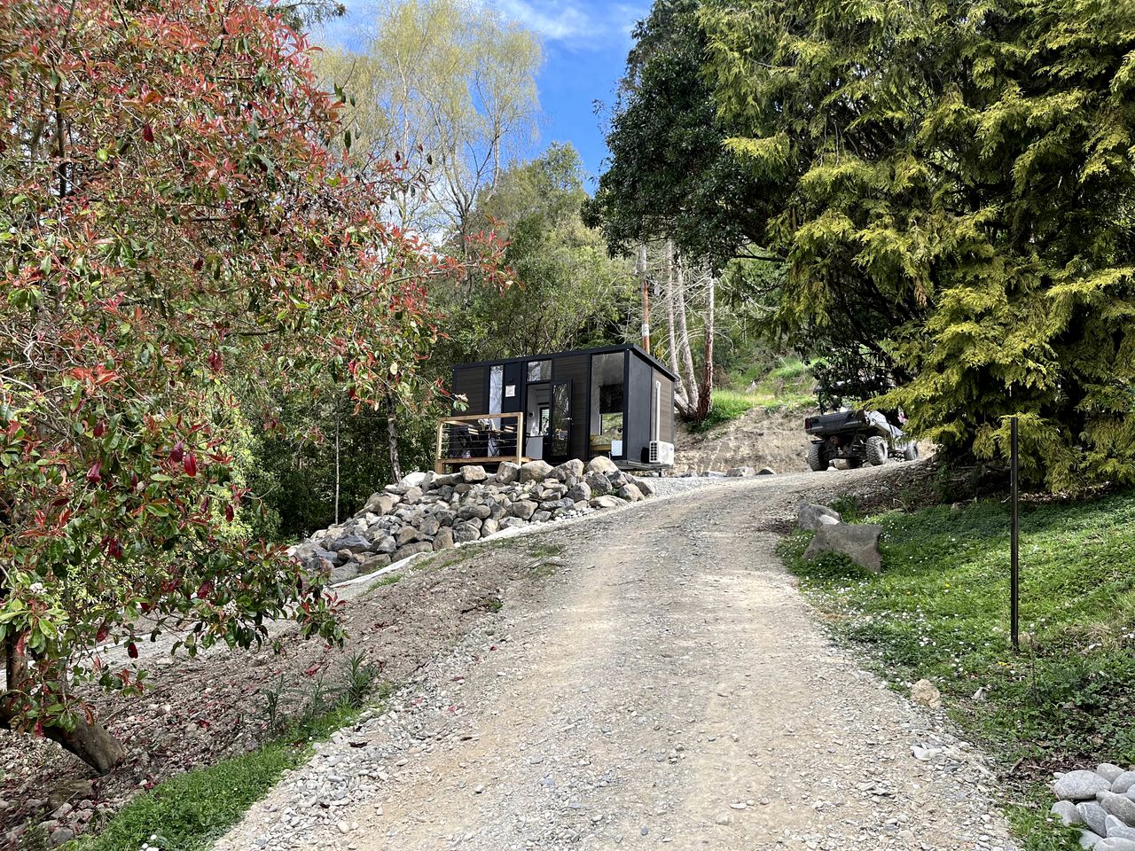 Peaceful Tiny House with Stunning Landscape next to Waianakarua River in South Island, New Zealand
