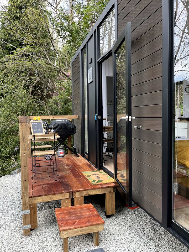 Peaceful Tiny House with Stunning Landscape next to Waianakarua River in South Island, New Zealand