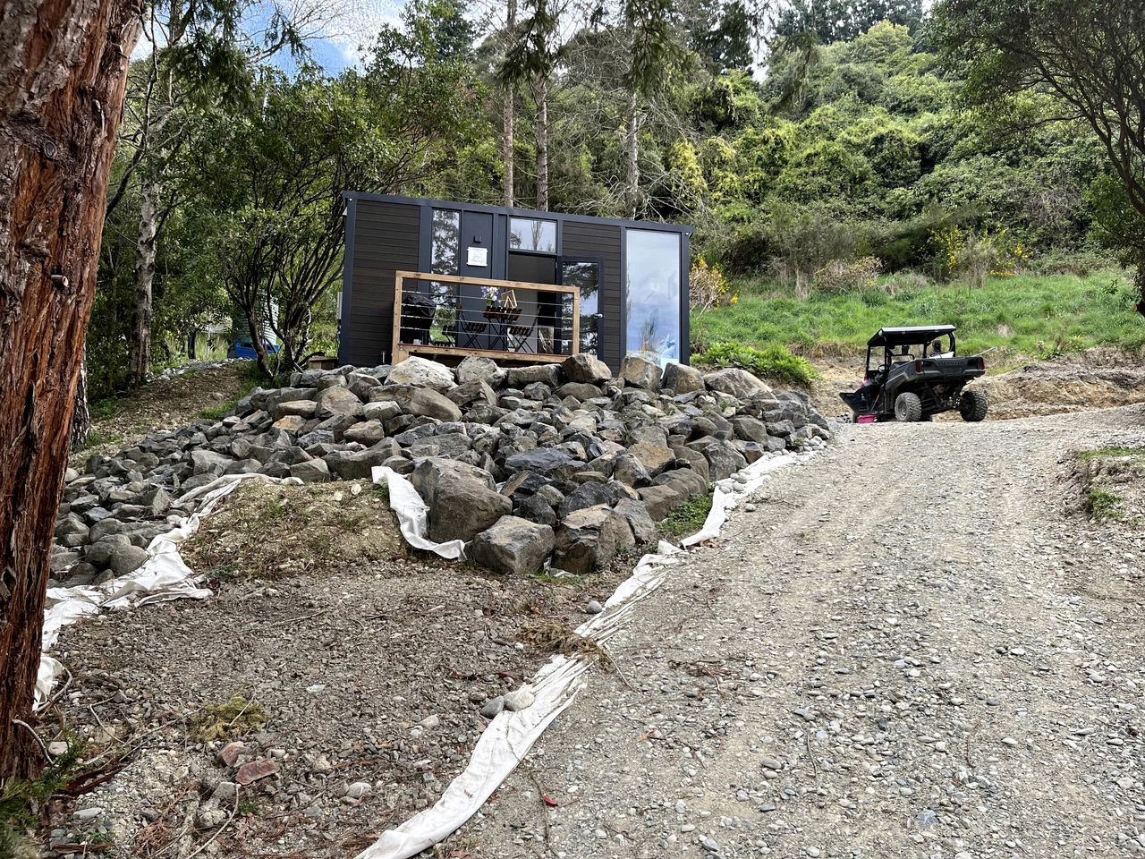 Peaceful Tiny House with Stunning Landscape next to Waianakarua River in South Island, New Zealand