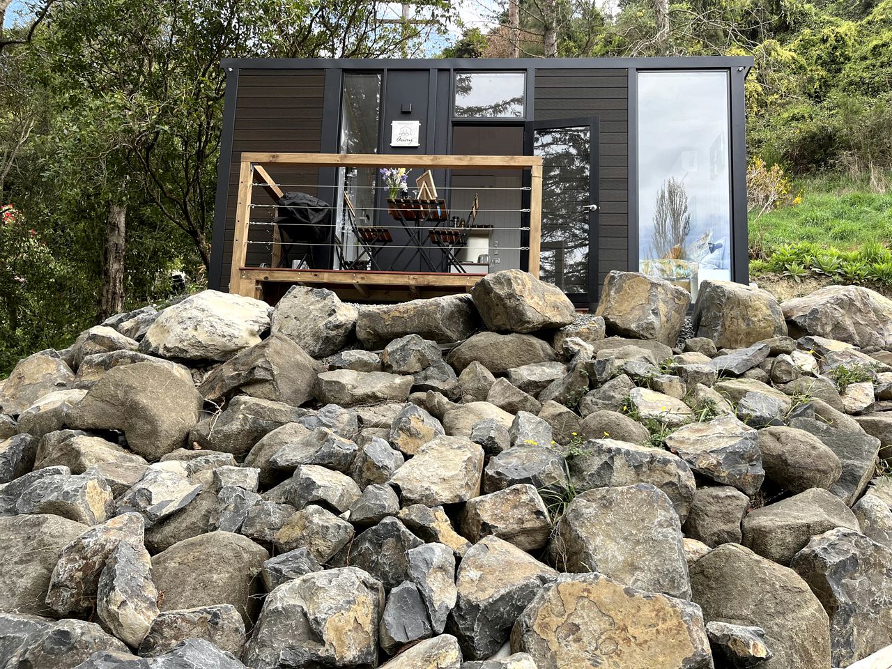 Peaceful Tiny House with Stunning Landscape next to Waianakarua River in South Island, New Zealand