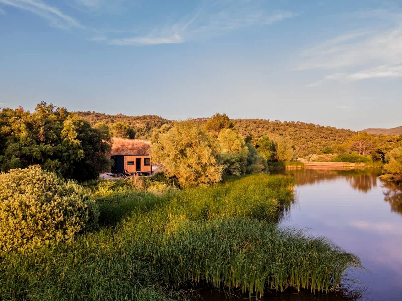 Secluded Tiny Home with Vineyard & Pond Views near the Beach, La Londe-les-Maures, France