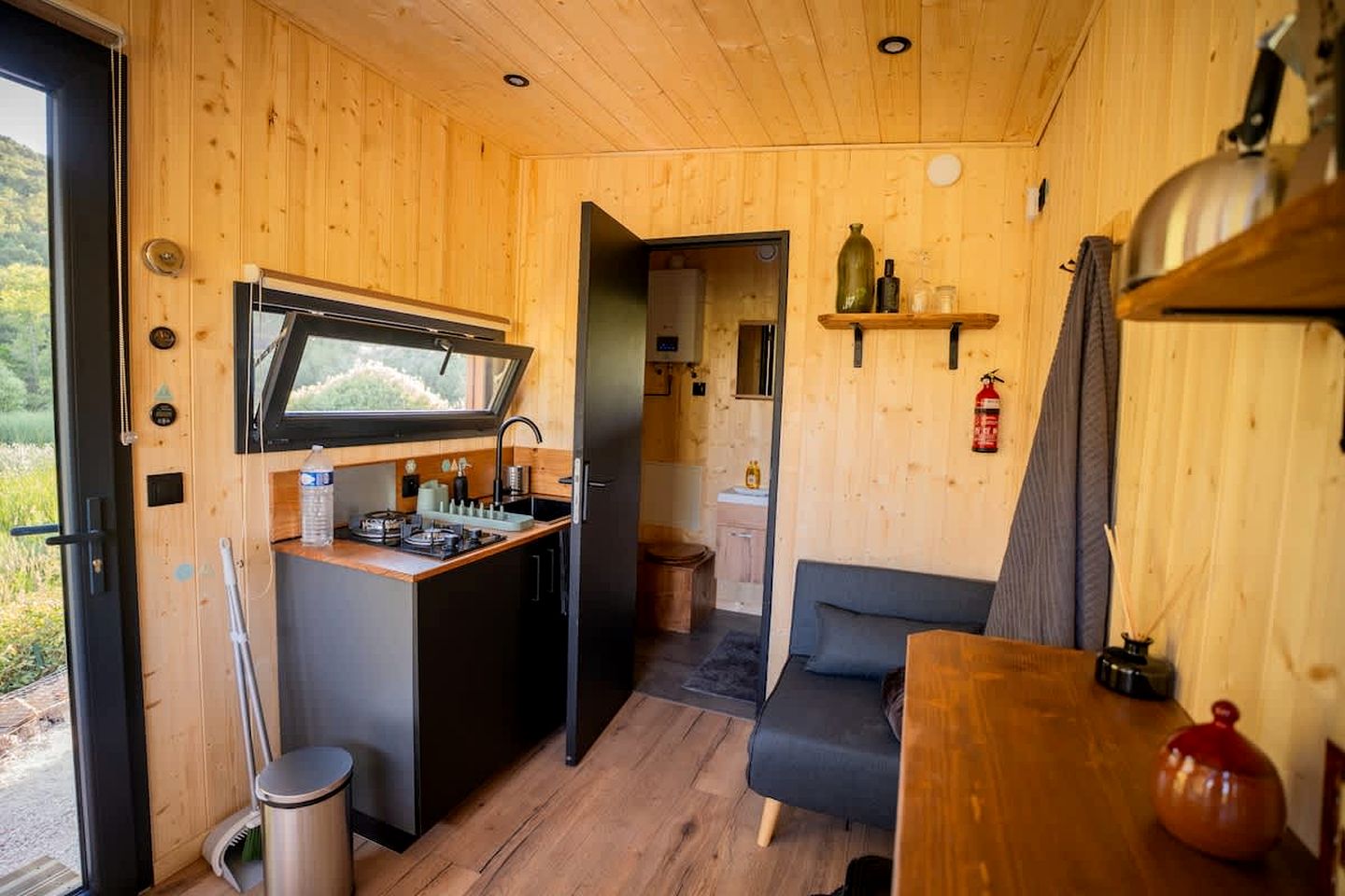 Secluded Tiny Home with Vineyard & Pond Views near the Beach, La Londe-les-Maures, France