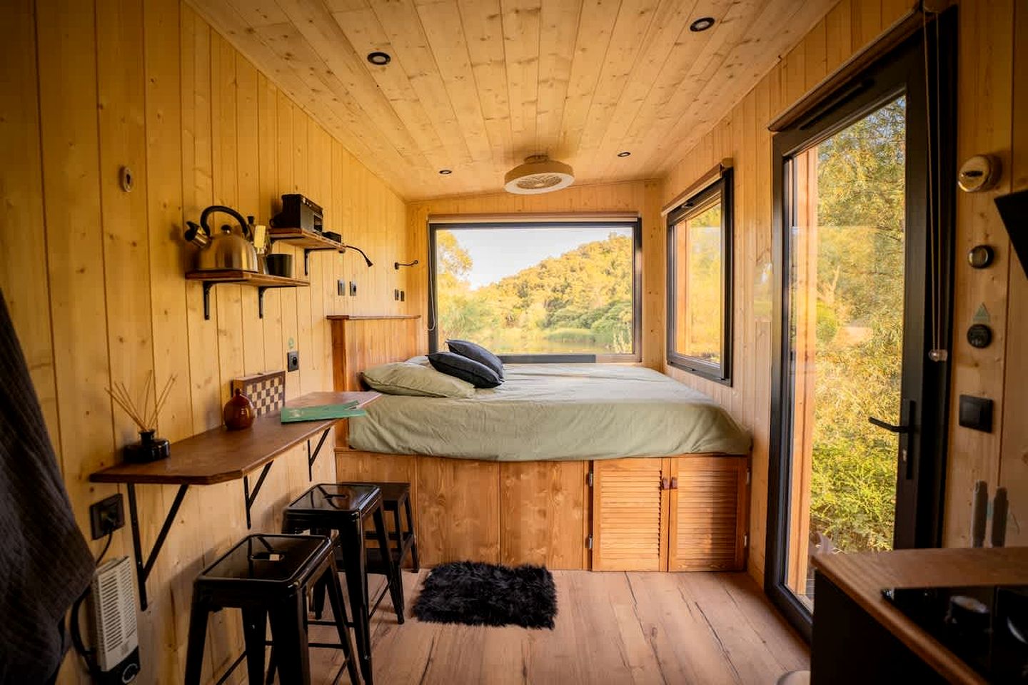 Secluded Tiny Home with Vineyard & Pond Views near the Beach, La Londe-les-Maures, France