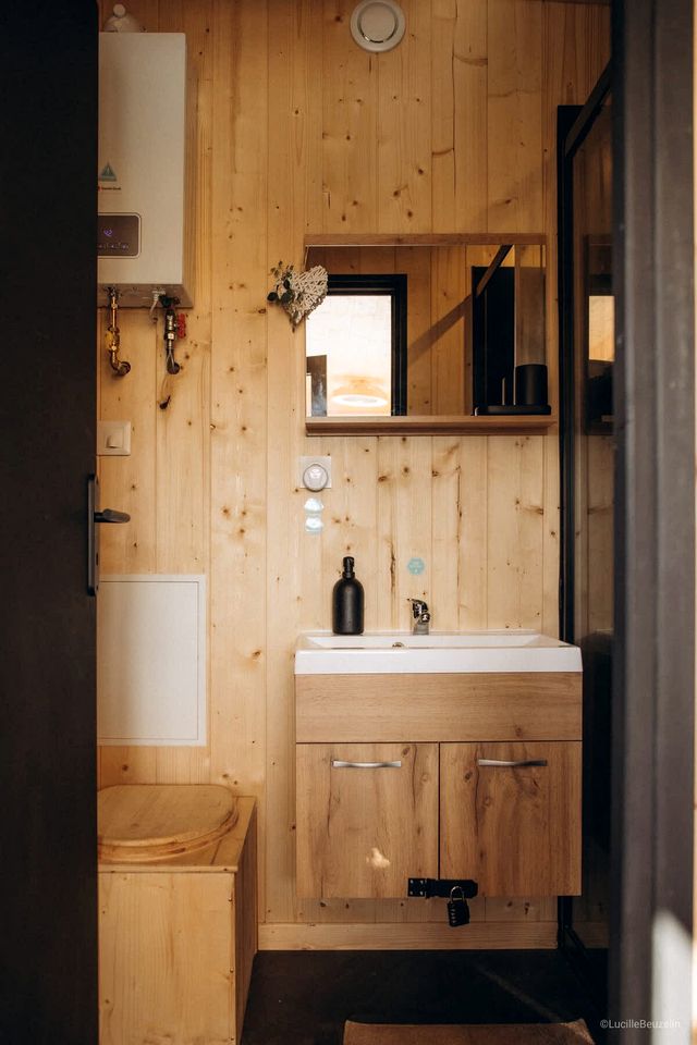 Secluded Tiny Home with Vineyard & Pond Views near the Beach, La Londe-les-Maures, France