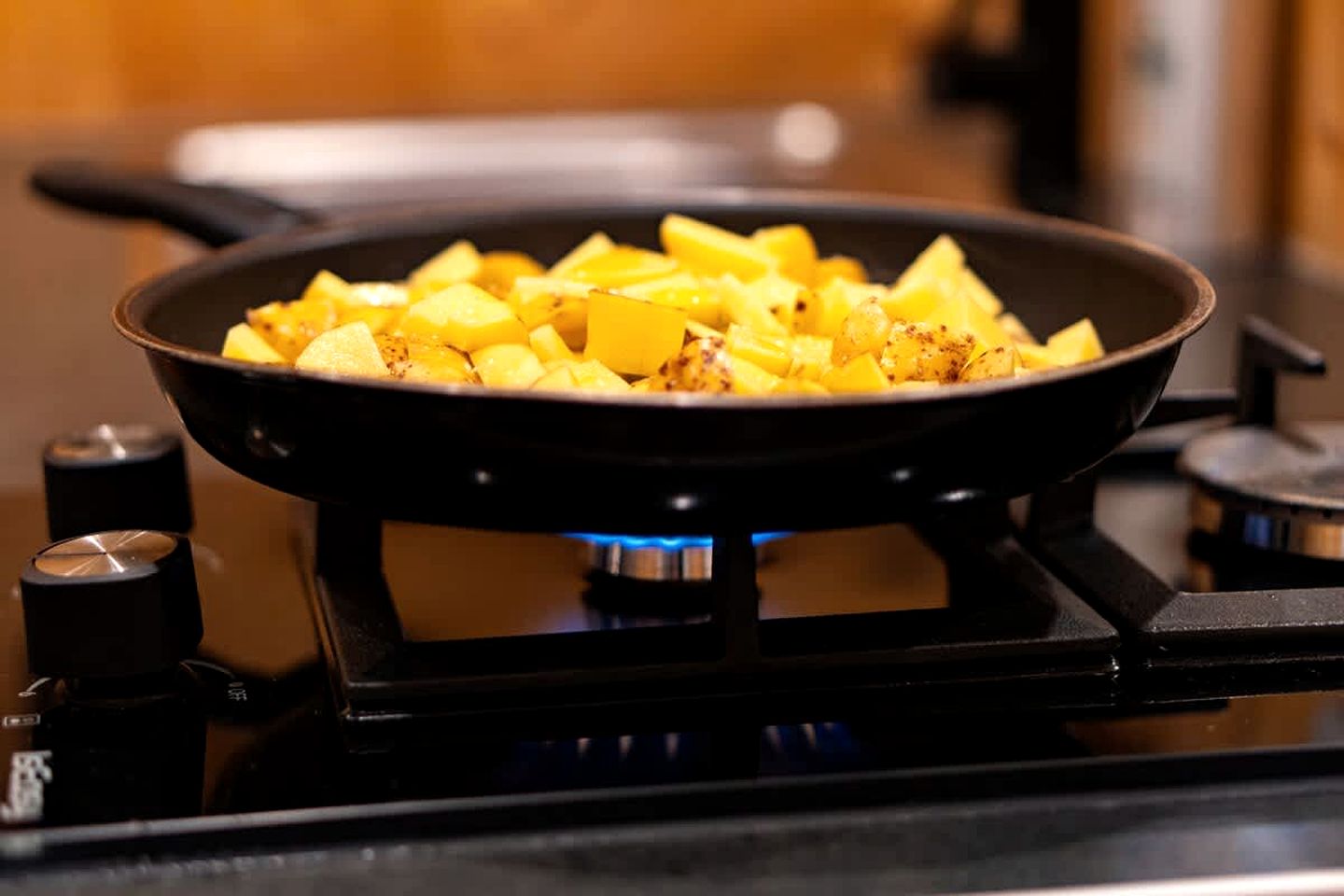 Secluded Tiny Home with Vineyard & Pond Views near the Beach, La Londe-les-Maures, France