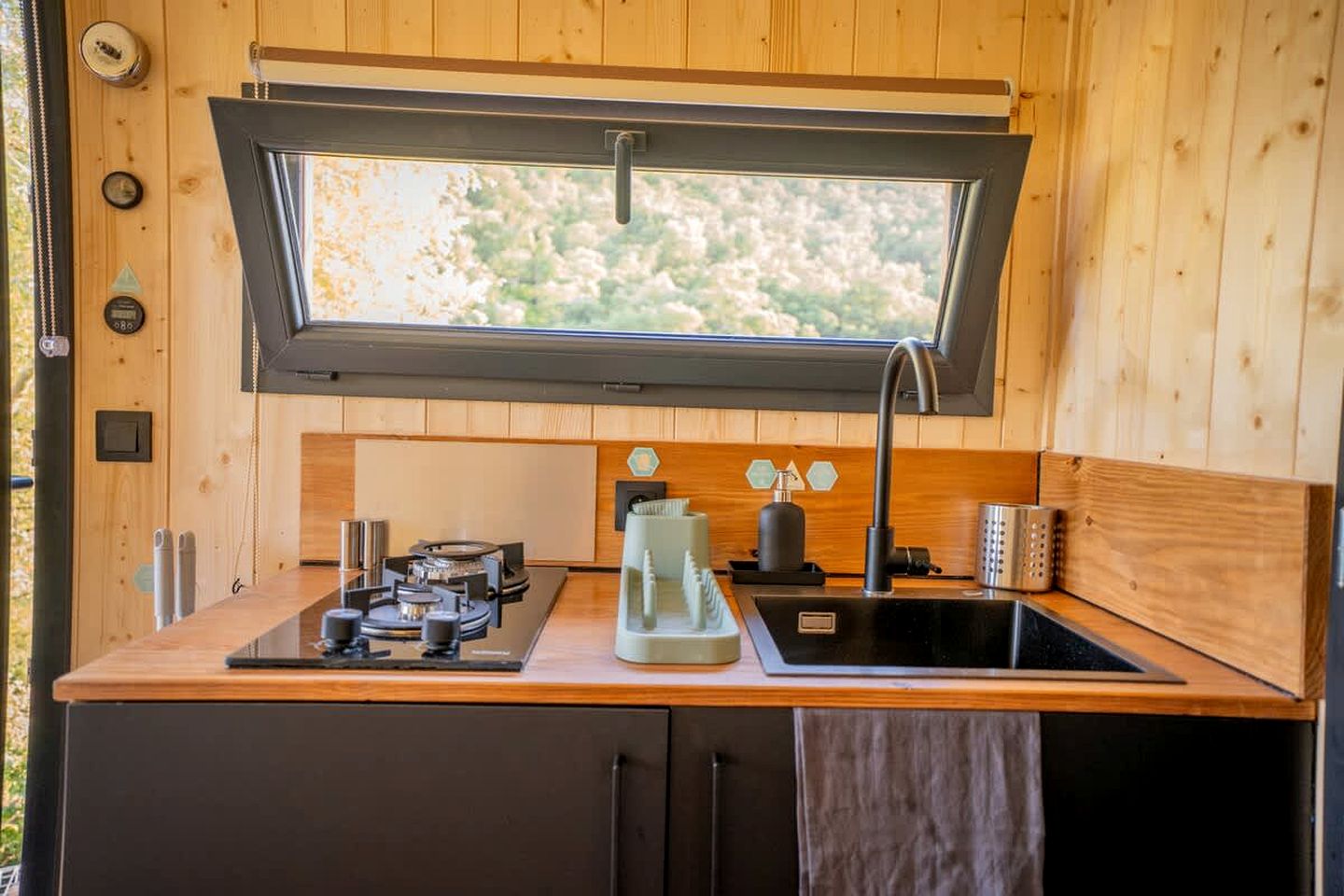 Secluded Tiny Home with Vineyard & Pond Views near the Beach, La Londe-les-Maures, France