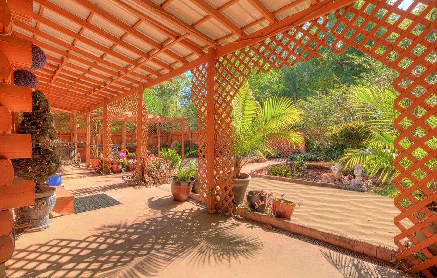 Charming Antiques-Themed Inn Room with Lake Access, Located Near Lake Helen, Florida