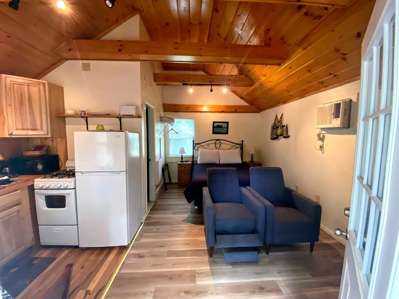 Cozy Cottage with Private Patio & Modern Amenities near Camden, Maine