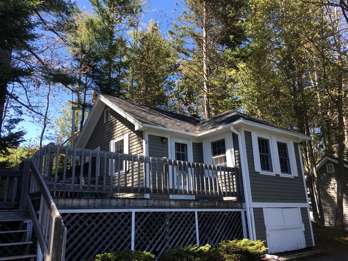 Charming Coastal Cottage with Private Deck near Camden, Maine