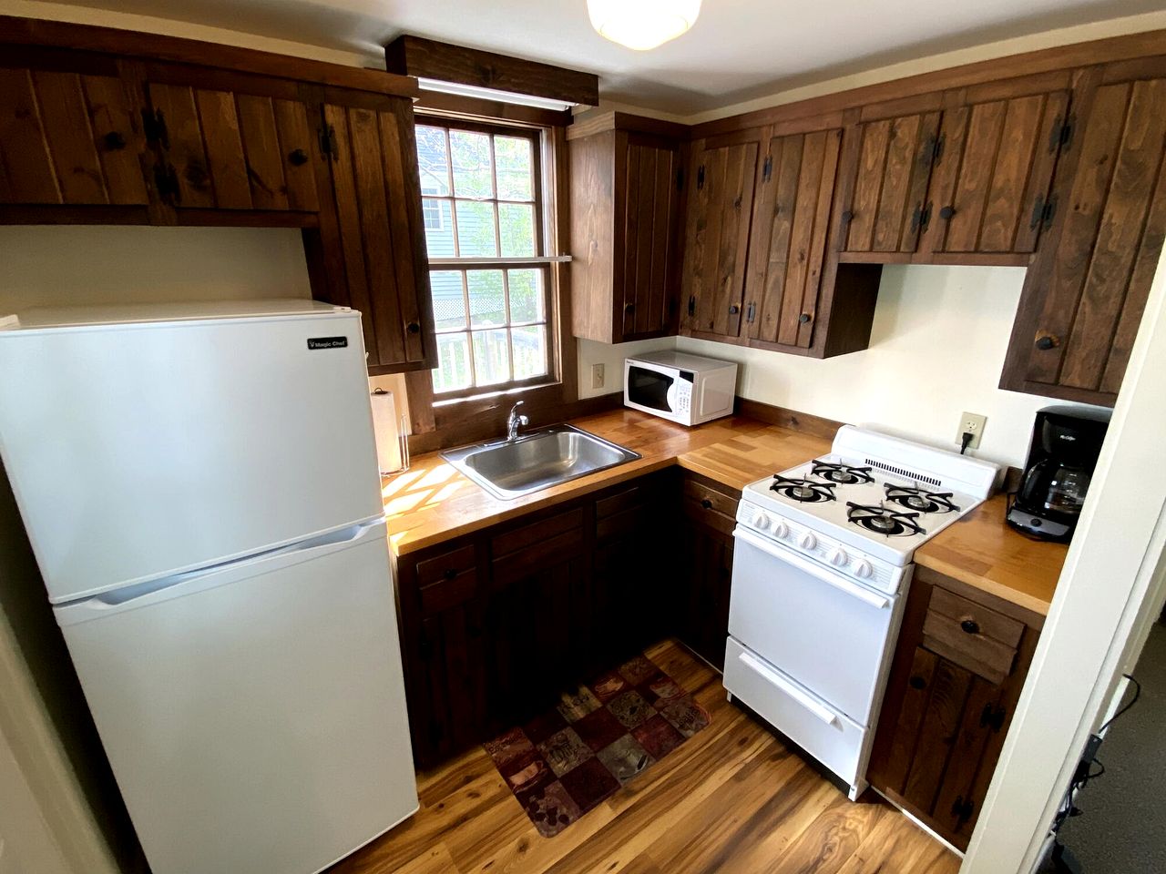 Charming Coastal Cottage with Private Deck near Camden, Maine