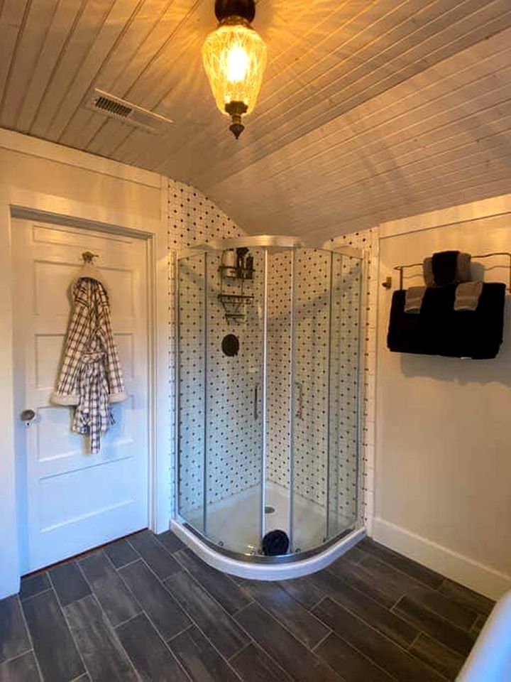 Cottage Charm: Unwind with Your Family in Lake Toxaway, NC