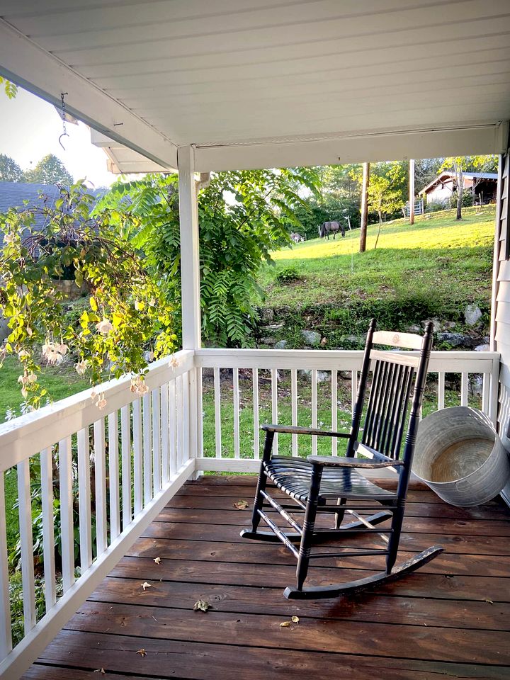 Cottage Charm: Unwind with Your Family in Lake Toxaway, NC