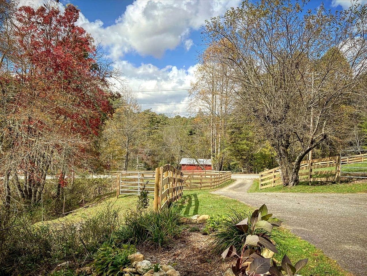 Cottage Charm: Unwind with Your Family in Lake Toxaway, NC