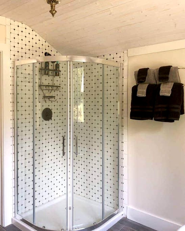 Cottage Charm: Unwind with Your Family in Lake Toxaway, NC