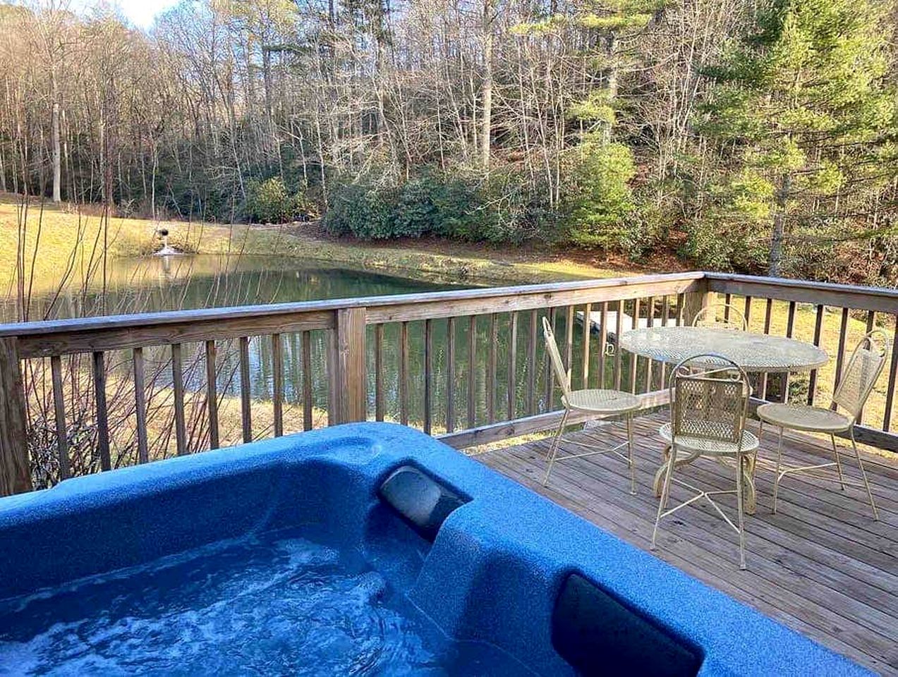 Cottage Charm: Unwind with Your Family in Lake Toxaway, NC
