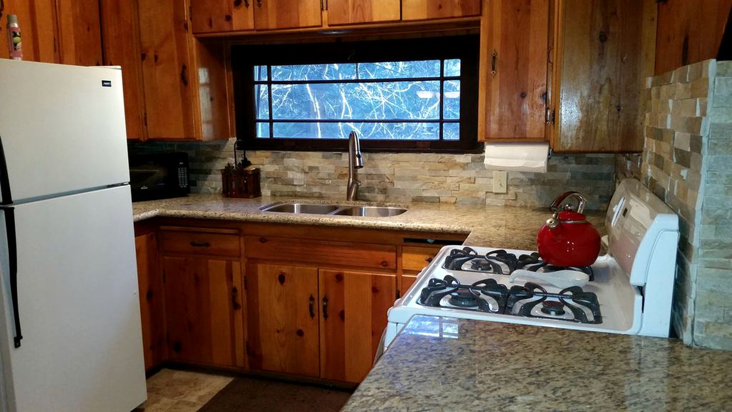 Secluded Cabin Rental with Fireplace near Lake Arrowhead in California