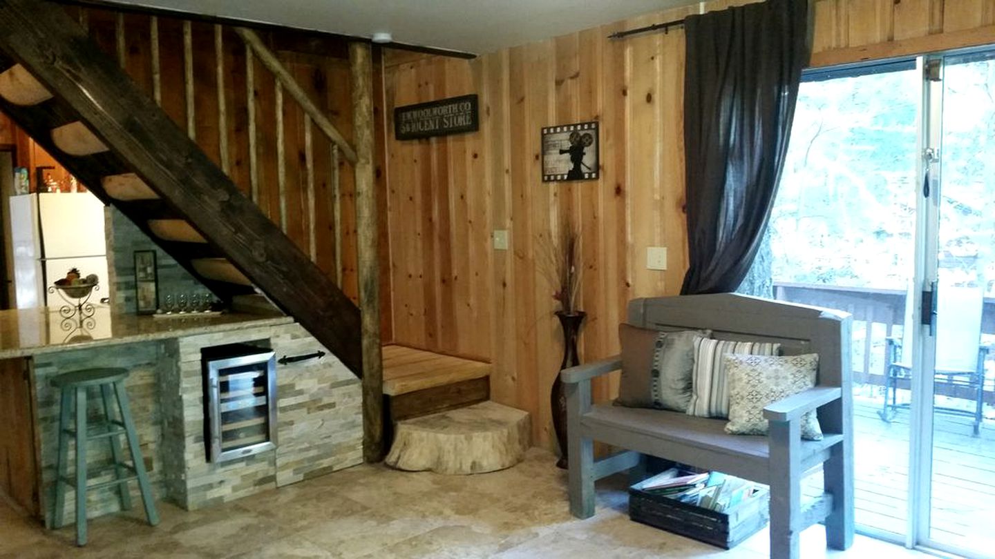 Secluded Cabin Rental with Fireplace near Lake Arrowhead in California