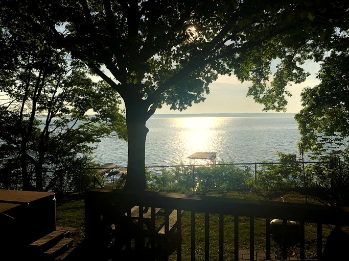Beautiful Cottage with Private Hot Tub Overlooking Lake near Rochester, New York