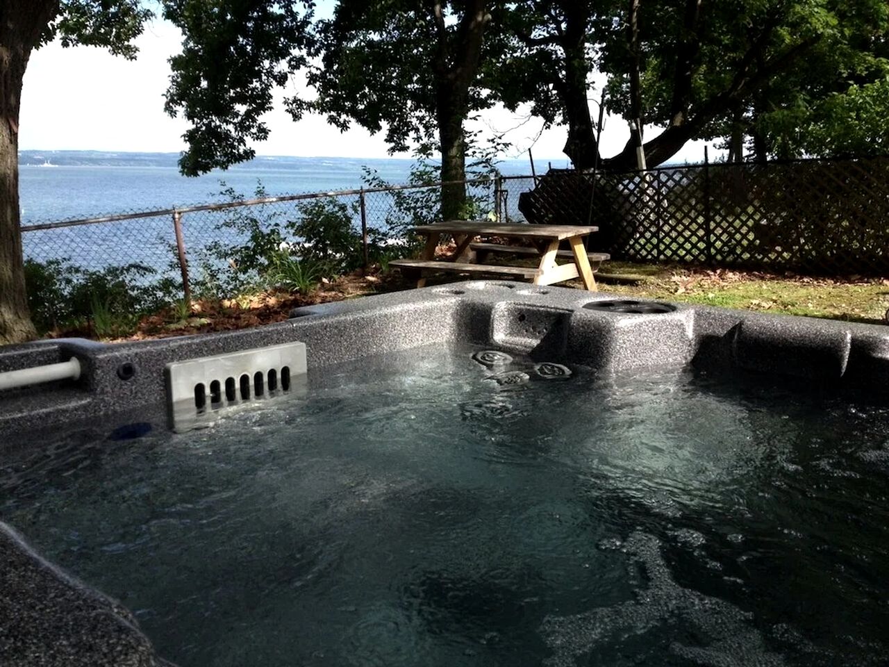 Beautiful Cottage with Private Hot Tub Overlooking Lake near Rochester, New York