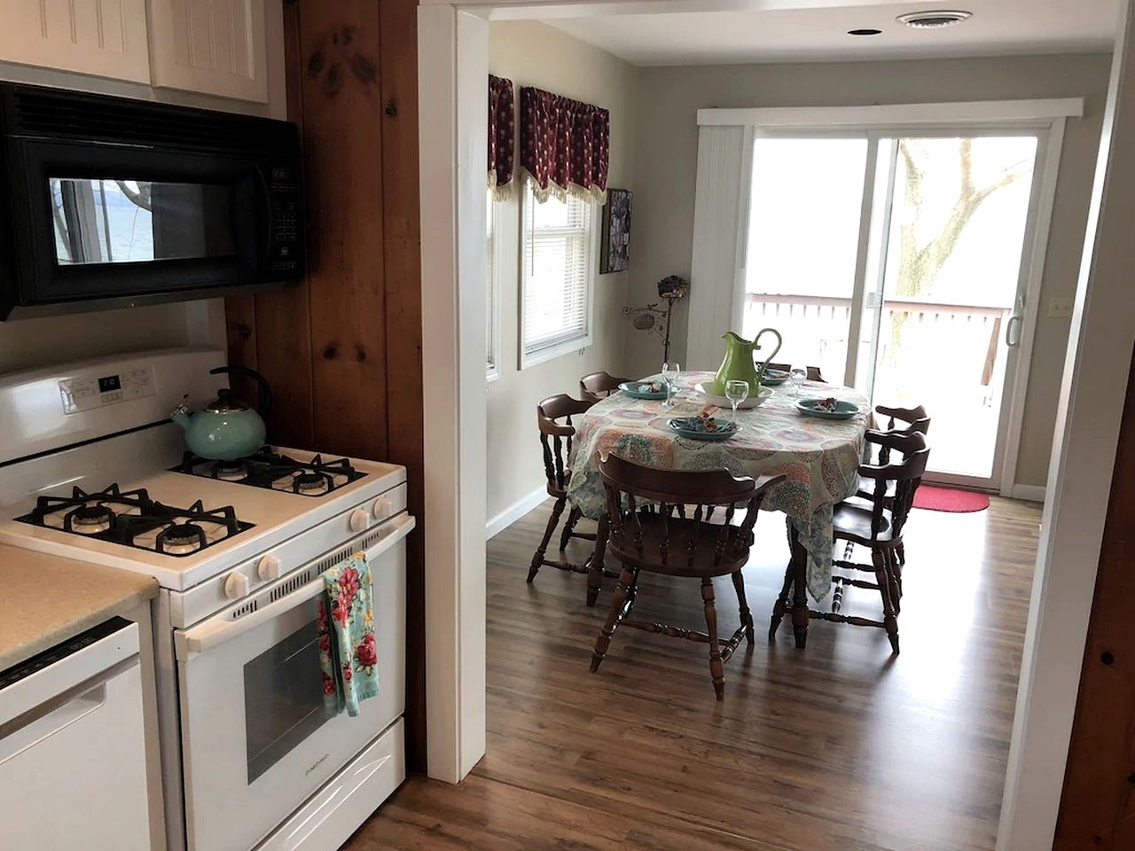 Beautiful Cottage with Private Hot Tub Overlooking Lake near Rochester, New York