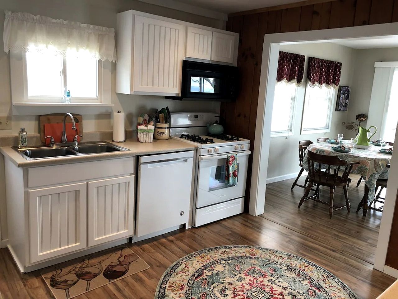 Beautiful Cottage with Private Hot Tub Overlooking Lake near Rochester, New York