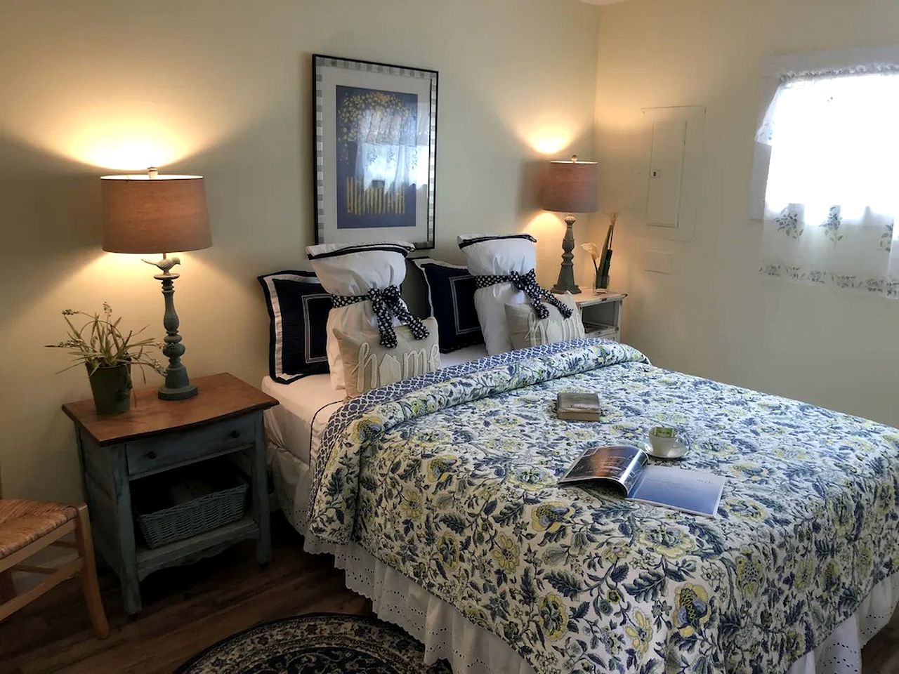 Beautiful Cottage with Private Hot Tub Overlooking Lake near Rochester, New York