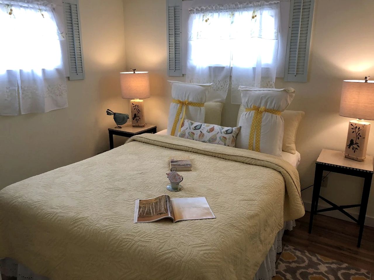 Beautiful Cottage with Private Hot Tub Overlooking Lake near Rochester, New York