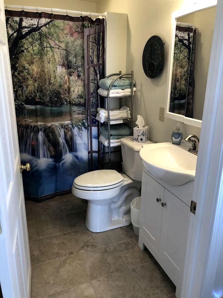 Beautiful Cottage with Private Hot Tub Overlooking Lake near Rochester, New York