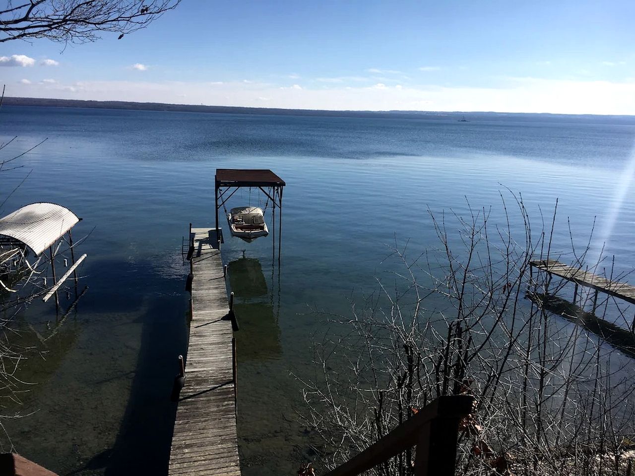 Beautiful Cottage with Private Hot Tub Overlooking Lake near Rochester, New York