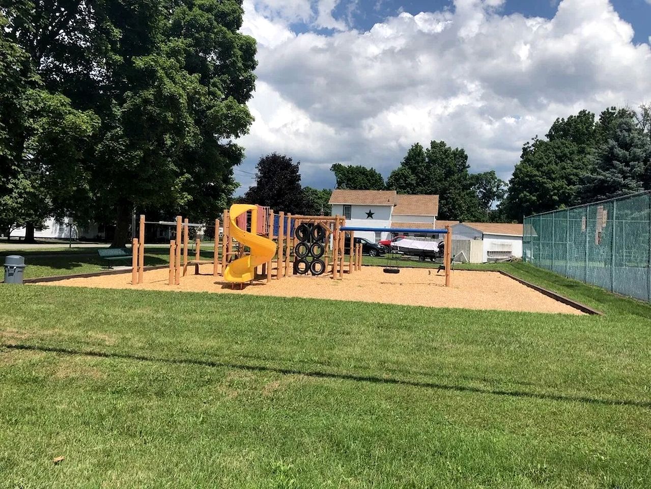 Beautiful Cottage with Private Hot Tub Overlooking Lake near Rochester, New York