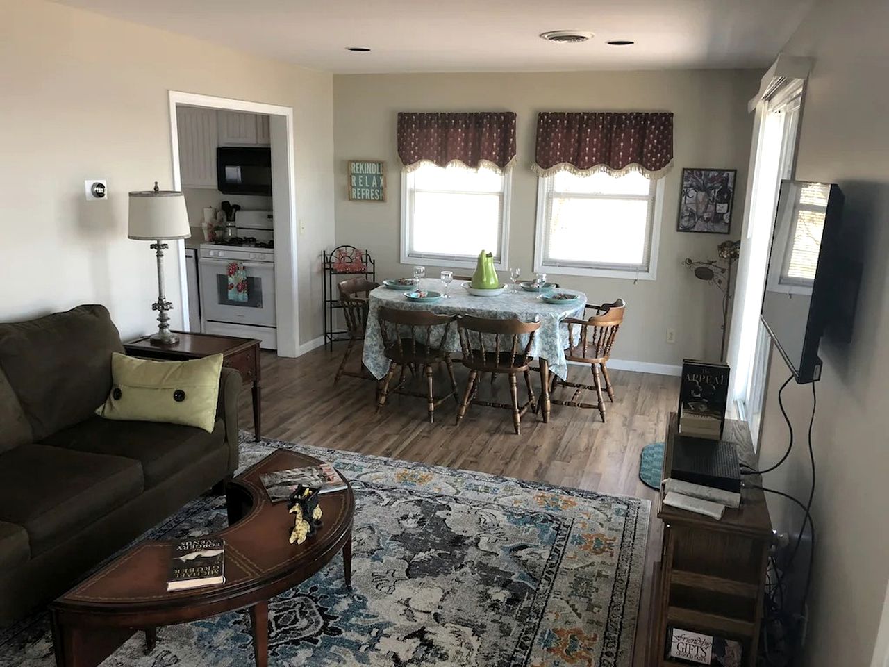 Beautiful Cottage with Private Hot Tub Overlooking Lake near Rochester, New York