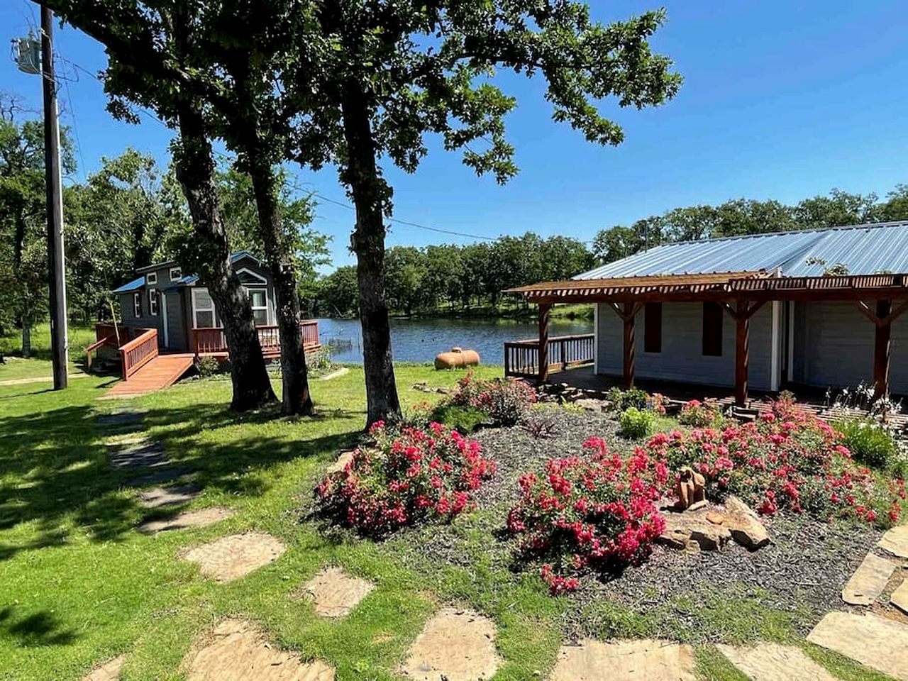 Intimate Chic Cabin Suitable for Four with Private Deck in Texas