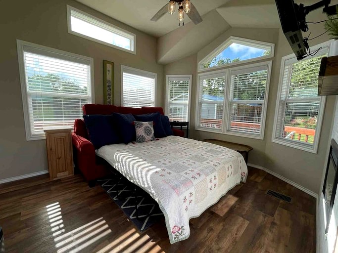 Cabins (United States of America, --, --)