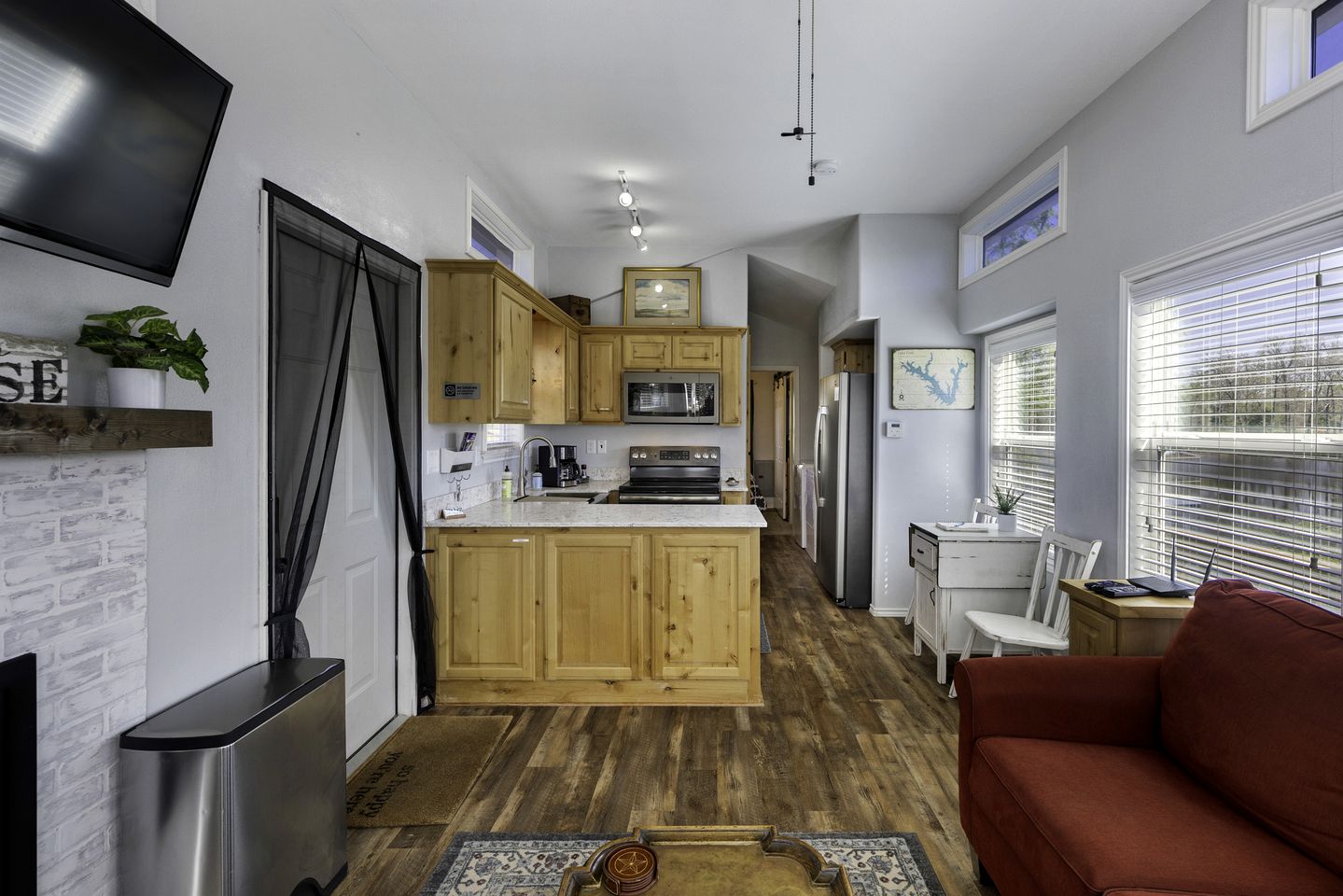 Intimate Chic Cabin Suitable for Four with Private Deck in Texas